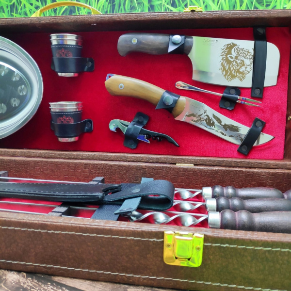 Набор для шашлыка и гриля в чемодане Кизляр Царский №8, 16 предметов с декоративной строчкой